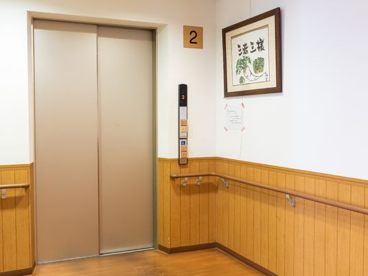 廊下のエレベーター前