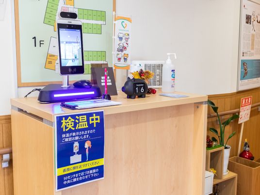 受付カウンターと案内表示