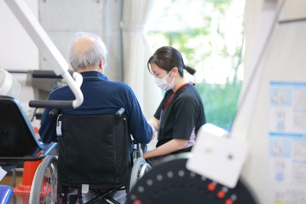 車椅子で訓練を受ける場面