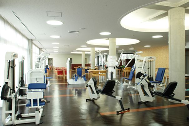 運動器具が並ぶ空間