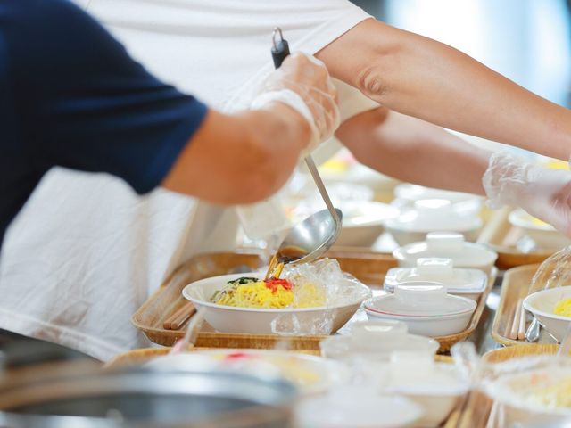 食事の準備の様子 ダイニングルーム 温かい雰囲気の中で、おいしい食事を準備する風景です。スタッフが愛情を込めて提供します。