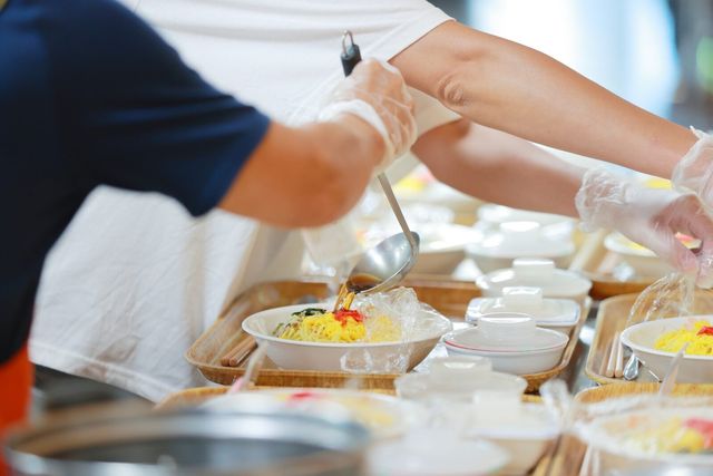 食事の準備の様子 ダイニングルーム 温かい雰囲気の中で、おいしい食事を準備する風景です。スタッフが愛情を込めて提供します。