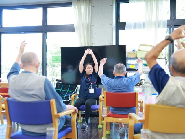 体操中の室内風景 多目的室 自然光が差し込む明るいスペースで、参加者が一緒に体操を楽しんでいます。