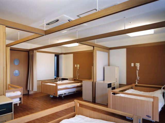 木の温もりがある居室 居室 明るく広々とした空間で、ゆったりとしたベッドが備わっています。木の温もりが感じられる快適な環境です。