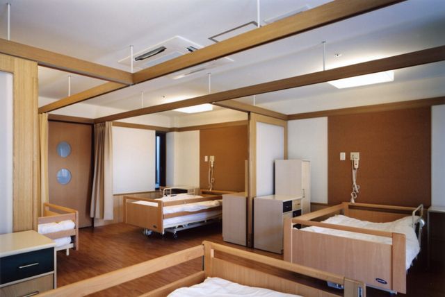 木の温もりがある居室 居室 明るく広々とした空間で、ゆったりとしたベッドが備わっています。木の温もりが感じられる快適な環境です。
