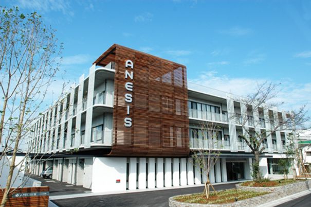 モダンな施設外観