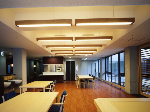 明るい共用スペース リビング 広々とした明るい共用スペースでは、自然光が感じられる落ち着いた雰囲気の中でリラックスできます。