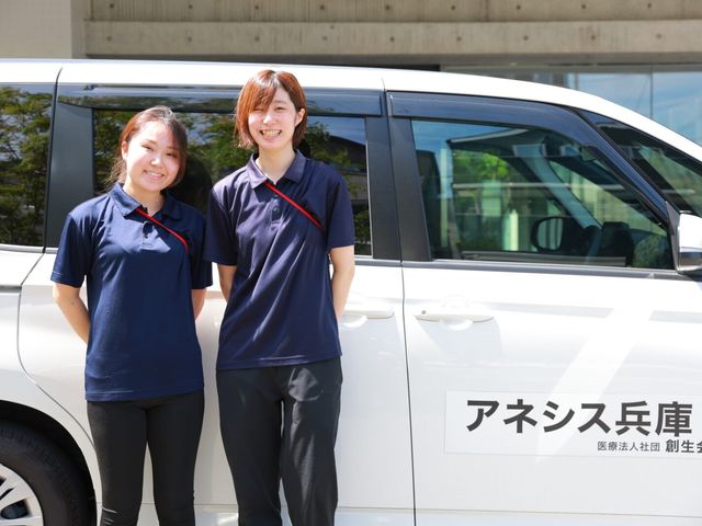 スタッフイメージ スタッフイメージ 笑顔のスタッフが車の前に立っています。快適な移動支援を提供できる職場です。