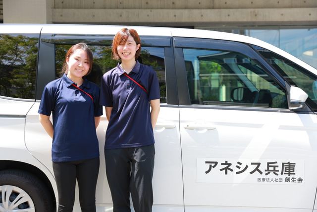 スタッフイメージ スタッフイメージ 笑顔のスタッフが車の前に立っています。快適な移動支援を提供できる職場です。