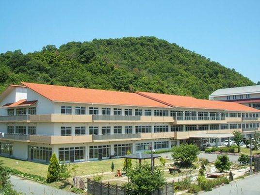 山を背にした外観  