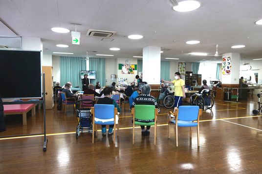 明るい室内の共有スペース