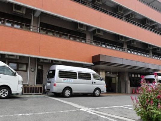 施設の外観と駐車場  