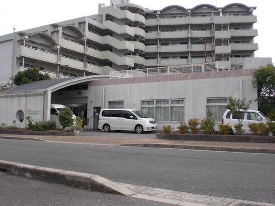 建物外観と駐車場  