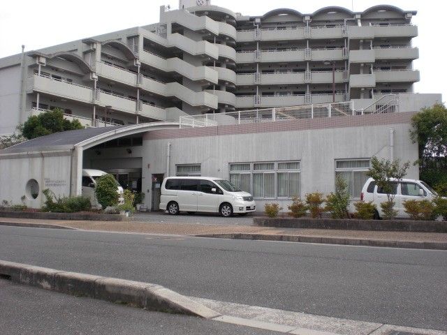 建物外観と車両のある正面外観  