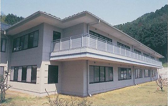 自然に囲まれた建物外観  