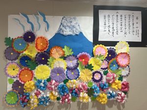 カラフルな壁装飾の廊下  