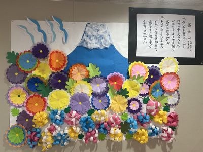 カラフルな壁装飾の廊下  