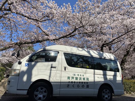 桜の下の施設用バス