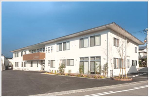 白い建物の外観