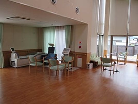日差しが入る部屋内観