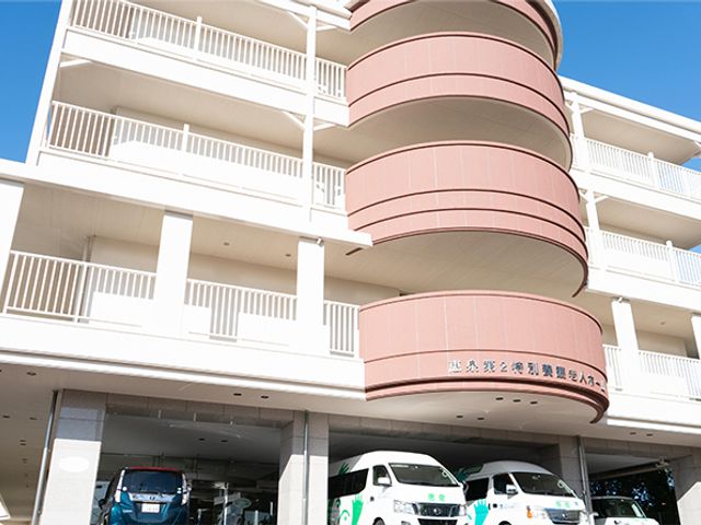 車両が停まる建物外観 外観 訪問介護の車両が停まる、アクセスの良い施設の建物前です。快適な職場環境を提供します。