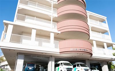 車両が停まる建物外観