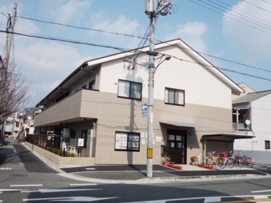 街角に佇む落ち着いた外観