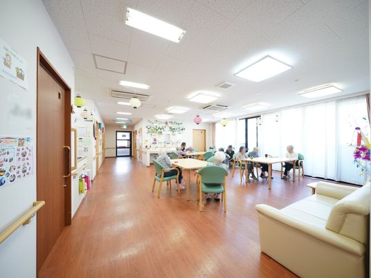 明るい食堂の空間