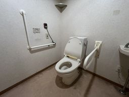 手すり付きの設備が整ったトイレ
