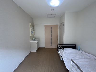 光が差し込む居室