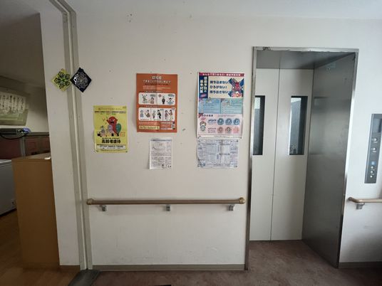 手すり付き廊下