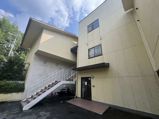 黄色い外壁の建物