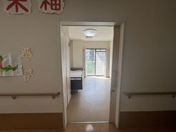 ベッドと窓のある居室