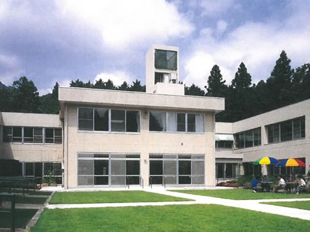 緑に囲まれた外観 外観 落ち着いた環境に包まれた建物です。広々とした庭があり、リラックスしやすい雰囲気になっています。