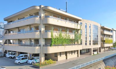 大きな建物の外観
