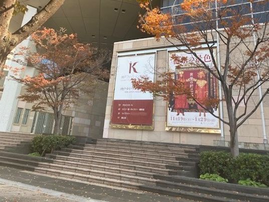 施設の外観と階段  