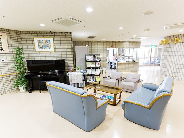 くつろぎのラウンジ ラウンジ 広々としたラウンジでは、ゆったりとしたソファでくつろぎながら、交流を楽しめます。植木が心地よい雰囲気を添えています。