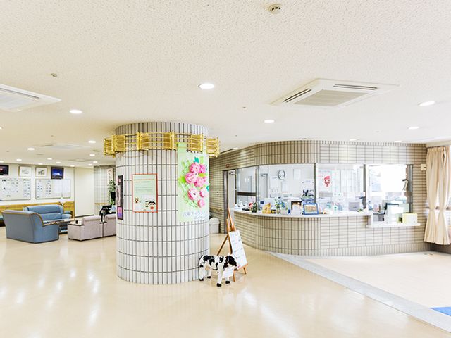 開放的なロビー ロビー 広々としたロビーでは、リラックスできるスペースが整っています。快適な雰囲気で、お仕事を考える方に最適です。