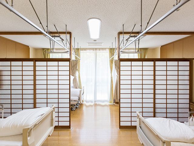 自然光の居室 居室 明るい自然光が入る落ち着いた居室です。プライバシーを考慮した仕切りも設置されています。