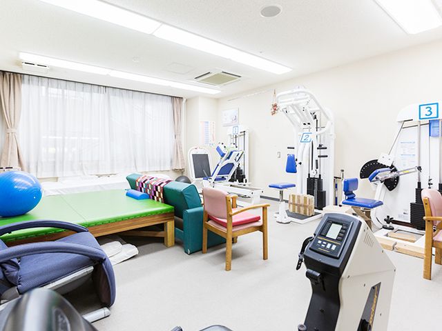 機能訓練の部屋 機能訓練室 自然光がたっぷり入る明るいスペースです。リハビリ設備が充実しており、快適に利用できます。