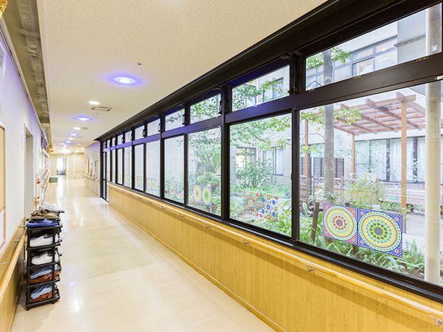 庭が見える廊下 廊下 自然光が差し込む長い廊下です。窓からは美しい庭を眺めることができ、落ち着いた雰囲気です。