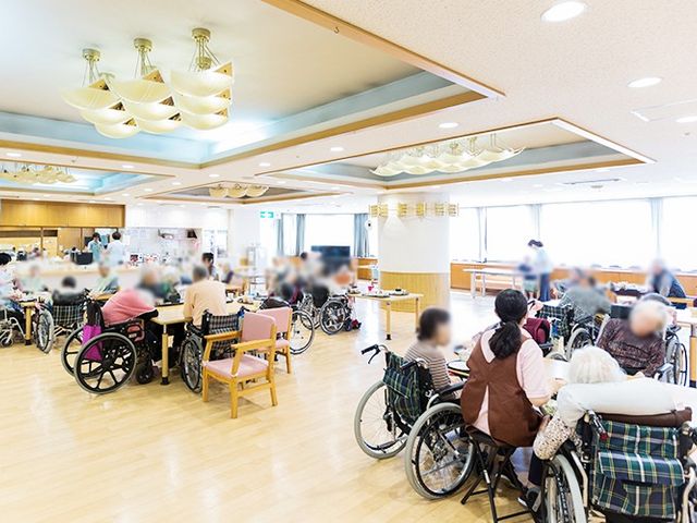リビングのダイニングエリア ダイニングルーム 自然光が差し込む広いダイニングエリアで、人々がリラックスして過ごせる空間です。