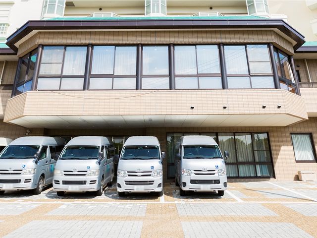 外観全景 外観 清潔感のある大型車が整列している外観です。アクセスしやすい環境なのが魅力です。