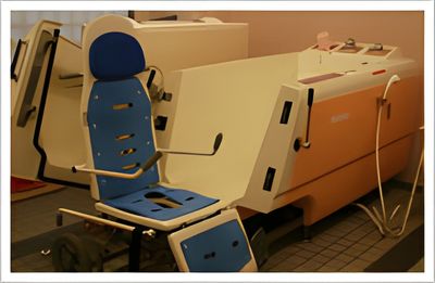 座れる入浴機器浴室  