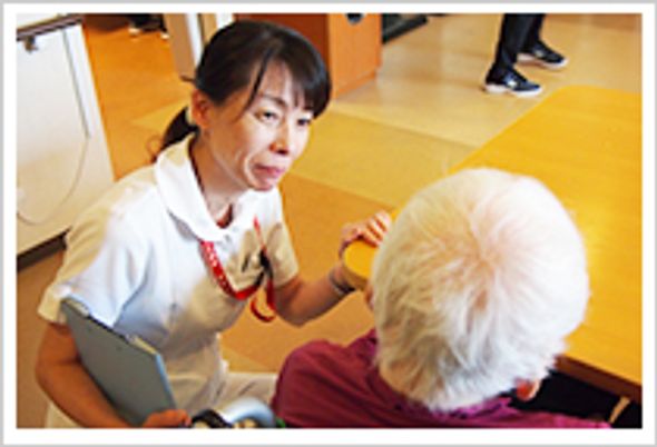 談笑する様子のエントランス