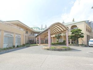 建物正面の車寄せ外観  