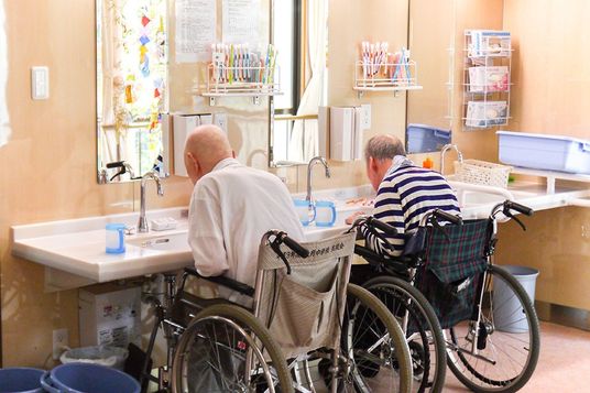 車椅子の入浴補助の様子