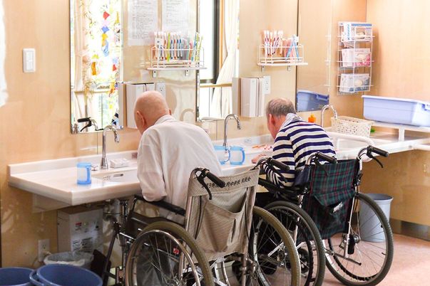 車椅子の入浴補助の様子