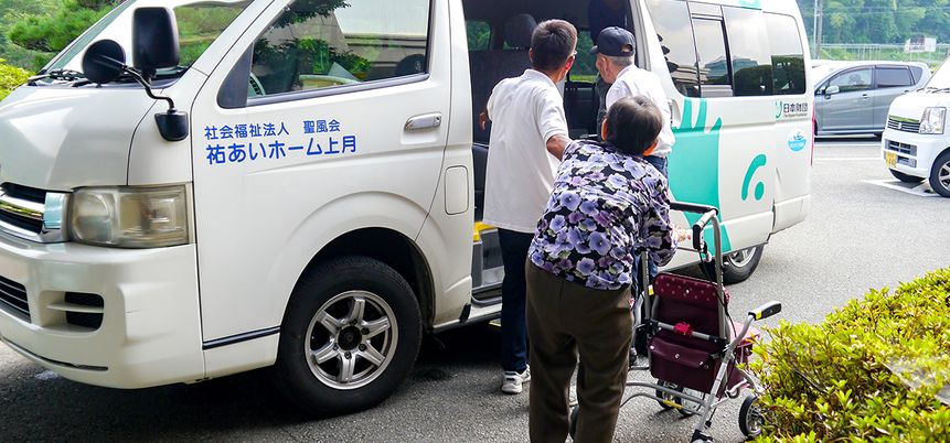 送迎シーンの車両