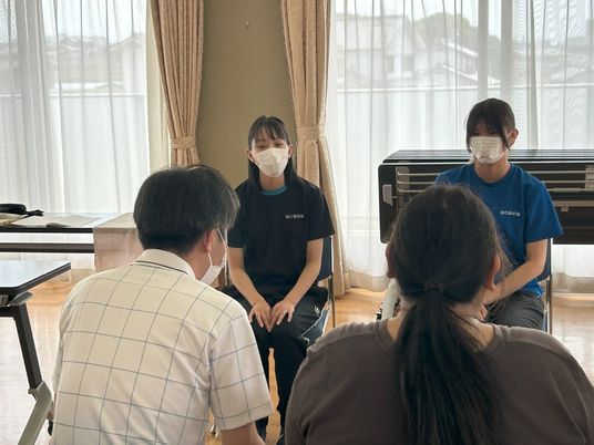 談話する職員と利用者の空間  